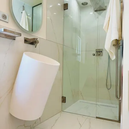 Διαμέρισμα Duplex Luxueux En Plein Centre Du Vieil Αντίμπ